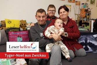 Aktion „Leser helfen“ - „Wir würden ihn nicht mehr hergeben“: Zwickauer Familie kämpft für Tyger-Noels Zukunft - Das neue Familienmitglied fühlt sich wohl: Marie und Ronny Stegbauer in ihrer Neuplanitzer Wohnung mit Sohn Jamie und Enkel Tyger-Noel.