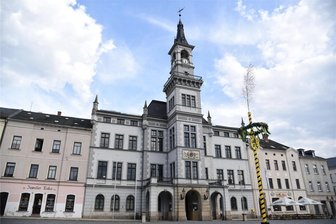 Aktion „Oelsnitz spinnt“ steigt am Samstag auf dem Marktplatz - Auf dem Oelsnitzer Markt wird am Samstag ein großer Teppich gewebt.