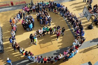 Aktion: Schüler protestieren gegen Lehrermangel - An der Oberschule in Hainichen haben sich die Schülerinnen und Schüler aller Klassenstufe auf dem Schulhof ein sogenanntes trauriges Smiley gebildet.
