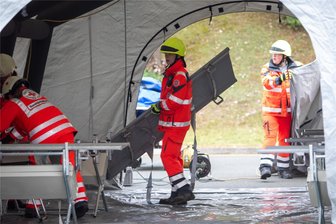 Aktion „Systemfehler“: Worum es bei der Katastrophenschutz-Großübung in Weischlitz ging und worum nicht - Lief es erstmal, ging es wie Brezelbacken: Verletzte wurden in drei Kategorien eingeteilt und zugewiesen.