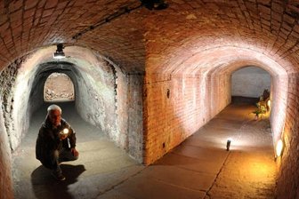 Aktion "Unentdeckte Orte": Unterm Berg - Chemnitzer Gewölbegänge - Irmentraud Demmler und Thomas Meier müssen ganz schön aufpassen, dass sie sich nicht in den kilometerlangen Gängen des Chemnitzer Gewölbes verlieren. Denn nicht selten führt eine Abzweigung zu einer Sackgasse.