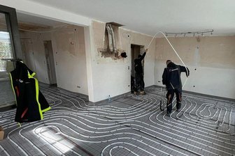 Aktion "Vogtland hilft": Spenden finanzieren Ersatzhäuser im Flutgebiet an der Ahr mit - In einem bei der Flut Anfang Juli überschwemmten Haus in Bad Neuenahr wird die neue Fußbodenheizung eingebaut. Die Bauarbeiten werden von der Initiative "Vogtland hilft" unterstützt.