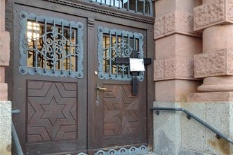 Aktion von Rechtsextremen in Geringswalde - Eines der hölzernen Kreuze fanden Mitarbeiter der Geringswalder Stadtverwaltung direkt an der Eingangstür zum Rathaus.