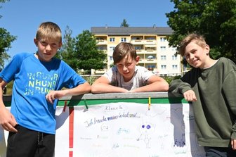 Aktion von sächsischen Sozialarbeitern: Schulkinder aus Zschorlau und Aue über ihre Corona-Erlebnisse - Die Zschorlauer Schüler Eric Tanner, Luca Opitz und Moritz Weiß (von links) aus der Klasse 5a waren an der Plakat-Aktion beteiligt. 