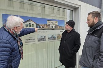 Aktion: Werdauer machen Veränderungen im Stadtbild sichtbar - Hobbyhistoriker Ulrich Puchelt zeigt den Mitstreitern des Vereins, Leo Lippold und Fabian Harbeck (r.), das Plakat mit Bahnhof-Motiven, das an einem Schaufenster des Autohauses Braungard an der Bahnhofstraße zu finden ist.
