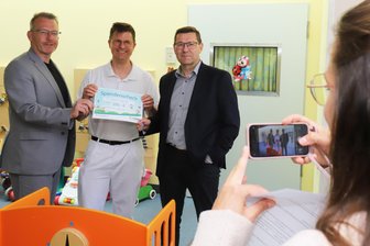 Aktion zur Weihnachtsdisco im Tivoli bringt Hilfe für Kinder im Kreiskrankenhaus Freiberg - Sven Krüger, Dr. Ulrich Zügge und Holger Scheich (v. l.) im Kreiskrankenhaus Freiberg.