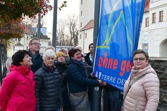 Aktionen in Freiberg gegen Gewalt an Frauen - Auf dem Schloßplatz in Freiberg soll am Freitag, 12 Uhr die Flagge "Frei leben ohne Gewalt" gehisst werden. Hier ein Foto von der Aktion im Jahr 2019. .Damals sagte Oberbürgermeister Sven Krüger (parteilos): " Freiberg hat ein Frauenschutzhaus für ganz Mittelsachsen und steht für Frauen aus ganz Mittelsachsen und darüber hinaus zur Verfügung. Ein großes Dankeschön an die engagierten Mitarbeiter für ihre Arbeit.". Foto: Eckardt Mildner