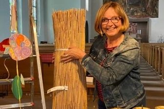 Aktionen in und an der Lutherkirche - Birgit Hüwel vom Kirchenvorstand bei der Vorbereitung.