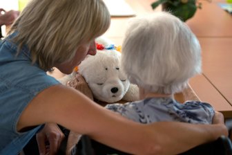 Aktionsmonat „Pflege, Alter und Demenz“ in Mittelsachsen - Eine Ergotherapeutin spricht mit einer Patientin.