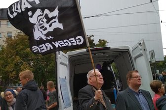 Aktionstag für Frieden und Toleranz in Plauen - Rechtsextreme Partei demonstriert - Plauener CDU-Stadtrat Lutz Kowalzick hält eine Fahne gegen Rechts. 250 Gegendemonstranten wollen gegen den Dritten Weg protestieren.
