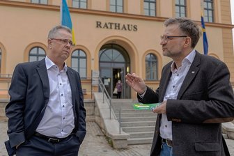 Aktionstag in Reichenbach: Lehrstellen von A bis Z auf dem Silbertablett - Wenn das Rathaus zur Ausbildungsbörse wird. OB Raphael Kürzinger (rechts) im Gespräch mit Ralf Hübner, Geschäftsführer des Bildungswerks der Sächsischen Wirtschaft, das am 12. April in den Ratssaal einlädt. 