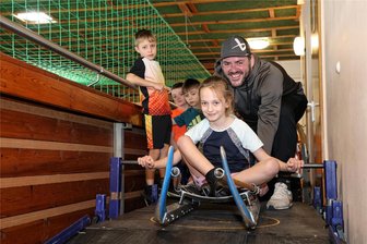Aktionstag weckt in Elterlein Begeisterung für Wintersport - Sebastian Beyer schiebt nicht nur Fia Hofmann bei der Rodel-Station an, er hatte auch die Idee des Sporttages angeschoben.