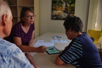 Aktionstag zum Digitalabo: Rochlitzer Redaktion öffnet ihre Türen - Leserinnen und Leser probieren in der Rochlitzer Redaktion das E-Paper der „Freien Presse“ aus.