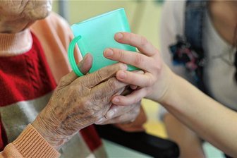 Aktionswoche für pflegende Angehörige: Hier gibt es Rat und Hilfe in Mittelsachsen - Pflegebedürftige Menschen werden in Mittelsachsen zumeist von Angehörigen betreut (Symbolbild). 