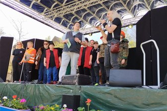 Aktionswoche im Vogtlandkreis bemüht sich um mehr Aufmerksamkeit für die Belange von Menschen mit Behinderung - Die Theatergruppe Fantasiewelten der Lebenshilfe Reichenbach hat die Woche der Inklusion am 1. Mai im Park der Generationen eröffnet. Sie besteht seit 2018 und wird von Tilo Nöbel (im Gespräch mit Uwe Schwarz) geleitet.