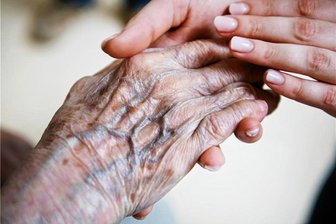 Aktionswoche in Mittelsachsen: Was Angehörige bei der Pflege leisten - Wenn Kinder als Erwachsene plötzlich ihre Eltern pflegen müssen, wird deren Beziehung oft auf die Probe gestellt. Hier ein Symbolfoto.