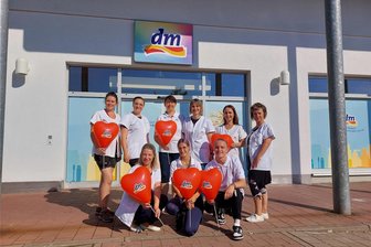 Aktionswoche nach Umbau: Drogerie-Markt in Lugau öffnet wieder - Das Team des Drogerie Marktes in Lugau vor der noch zugesperrten Filiale.