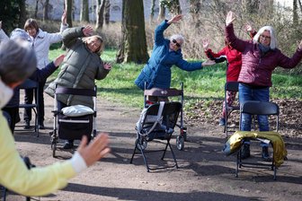 „Aktiv ab 50“ bietet beim Tag der Gesundheit in Zwickau Gelegenheit zur Information - Mit 66 ist noch lange nicht Schluss: Seniorinnen bei einem Kurs für Rollator-Yoga.