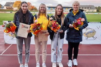 Aktive wachsen über sich hinaus - Den Sportpreis für hervorragende Leistungen im Jahr 2022 erhielt Alina Hartnuß (Zweite von rechts). Jenny Günther (von links) und Kylie Garreis bekamen eine Ehrenurkunde. Für ihr ehrenamtliches Engagement wurde Trainerin Gabriele Gerth ausgezeichnet.