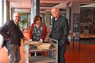 Aktiver Rückhalt für eine Stätte des Lernens und der Kultur - Stefan Tschök, Anja Schrön und Curt Bertram (von links), Vorstandsmitglieder der Förderer der Stadtbibliothek, begutachten einen dank Spenden restaurierten Druck aus dem Chemnitzer Franziskanerkonvent von 1475.