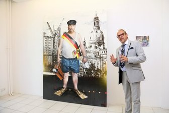 Aktivist a.D. - Tassos Provokation zur Einheitsfeier - Tasso neben seinem Werk "Aktivist a.D."