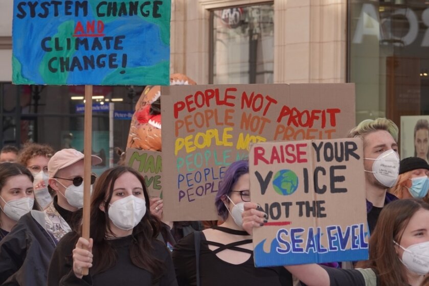 Aktivisten zwischen Krieg und Klimakrise - Etwa 80 junge Leute sind am Freitag durch die Zwickauer Innenstadt gezogen. Auf Plakaten forderten sie unter anderem einen Systemwandel statt eines Klimawandels. 