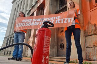 Aktivistin der „Letzten Generation“ in Chemnitz: „Die Klimabewegung ist tot“ - Das Besprühen der Deutschen Bank am Falkeplatz war die erste Aktion der „Letzten Generation" in Chemnitz.