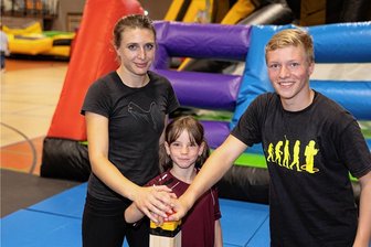 Aktivtag in Auerbach kürt Göltzschtal-Gladiatoren - Sie wurden zu Göltzschtal-Gladiatoren gekürt: Laura Seidel (21/LSG Auerbach), Coco Horn (9/LSG Auerbach) und Justin Schütze (14/ Jugendfeuerwehr Rodewisch).