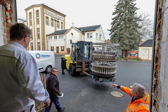 Aktuell keine Flaschenabfüllung in der Gersdorfer Brauerei: Wird das Flaschenbier knapp? - Am Montag ist die neue Flaschenfüllanlage in der Glückauf-Brauerei Gersdorf eingetroffen.