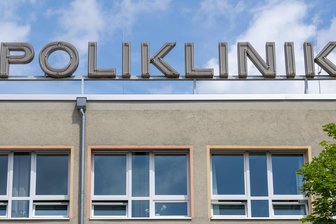 Akuter Ärztemangel in Plauen: Kommt jetzt die Poliklinik zurück? - Zu DDR-Zeiten gab es vielerorts Polikliniken: Es handelte sich um medizinische Einrichtungen, in denen Ärzte mehrerer Fachrichtungen unter einem Dach tätig waren. Heutzutage sind die Polikliniken von einst als Medizinische Versorgungszentren bekannt.