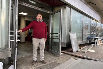 Alanya Kebab in Chemnitz: Aus für bekannten Döner-Imbiss an der Ecke Brückenstraße - Elf Jahre lang habe er den Döner-Imbiss an der Ecke Brückenstraße/Straße der Nationen betrieben. Nun sei ihm mit dem Alanya Kebab gekündigt worden, sagt Abuzer Bozkina, Inhaber des Lokals.