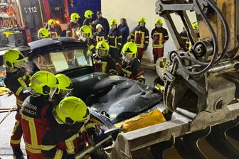Alarm am Abend in Reichenbach: Junge Feuerwehrleute meistern knifflige Rettungsaufgaben - Verletzte Personen im Wageninneren - das Autodach wird von der Karosse getrennt.