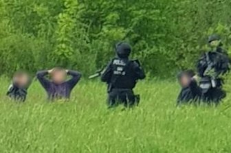 Alarm für Großaufgebot wegen Spielzeugwaffen - Ein Handybild vom Zugriff im Rapsfeld am Finkenweg. 