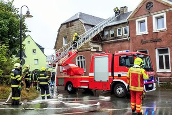 Alarm im Grenzgebiet: Einsatzkräfte im Erzgebirge proben den Ernstfall - Simuliert wurde ein Schornsteinbrand. Zum Einsatz kamen Kameraden aus Bärenstein und Weipert.