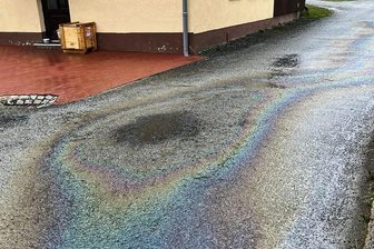 Alarm im Trinkwasserschutzgebiet: Paketzusteller verursacht riesige Ölverschmutzung - "Das wäre vermeidbar gewesen", sagt Ortswehrleiter Nils Golla. Die Ölspur aus der kaputten Ölwanne des Fahrzeugs zog sich vom Wald in Muldenberg über Grünbach bis nach Falkenstein. 