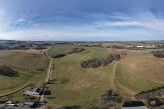 Alarm im Wildenfelser Zwischengebirge: Droht der Region Gesteinsabbau? - Blick über das Wildenfelser Zwischengebirge von Grünau aus. Im Hintergrund rechts, weiß leuchtend: Schloss Wildenfels.