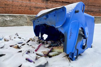 Alarm in Chemnitz: Nächtliches Feuer im Hof schreckt Anwohner auf - Der ausgebrannte Container auf dem Chemnitzer Sonnenberg am Morgen danach.