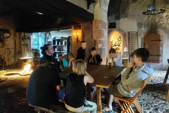 Alarm in Rochlitz: Warum die Sirene beim ersten Schloss-Camp heult - Beim ersten Schloss-Camp auf Schloss Rochlitz haben Kinder und Jugendliche auch in der historischen Schwarzküche gekocht.