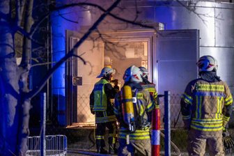 Alarm in Weißenborn! Mehrere Feuerwehren bei Brand in Microcellulose-Unternehmen - Am späten Sonntagabend kam es zu einem Feuerwehreinsatz beim Unternehmen Microcellulose in Weißenborn.