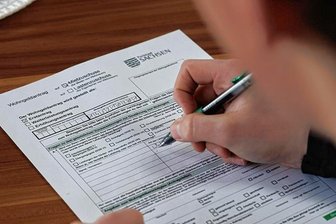 Alarmierend: Immer mehr Erzgebirger auf Wohngeld angewiesen - Durch acht Seiten Papier müssen sich die Antragsteller beim Formular für Wohngeld quälen - dazu kommen noch mehrere Anhänge.