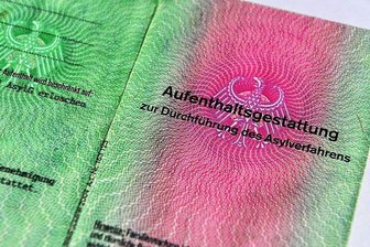 Alarmierende Prognose: Ab Juli kein Platz mehr für Geflüchtete im Erzgebirge - Mit einer solchen Aufenthaltsgestattung weisen sich Personen aus, die Asyl beantragt haben. Am Mittwochabend wurde im Kreistag über die Abschiebung von ausreisepflichtigen Asylsuchenden diskutiert. 