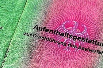 Alarmierende Prognose. Ab Juli kein Platz mehr für Geflüchtete - Mit einer solchen Aufenthaltsgestattung weisen sich Personen aus, die Asyl beantragt haben. Am Mittwochabend wurde im Kreistag über die Abschiebung von ausreisepflichtigen Asylsuchenden diskutiert.