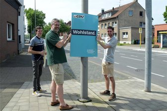 Alarmierende Vorfälle: Politiker und Wahlkampfhelfer in Mittelsachsen attackiert - Überall in Deutschland hängen Wahlkampfhelfer jetzt Wahlplakate zur Europawahl auf. In Sachsen finden zusätzlich Kommunalwahlen statt. Einige Helfer werden auch Opfer verbaler oder körperlicher Gewalt.