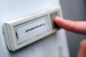 Alarmierende Zahlen: Schuldnerberater im Erzgebirge verzeichnen mehr Zulauf - Ein Mann klingelt bei einer Schuldnerberatungsstelle.