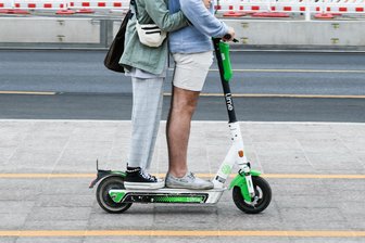 Alarmierung wegen Explosion in Auerbach: Was ist passiert? - E-Scooter bergen Gefahren in sich. Die Akkus können heiß werden und explodieren.