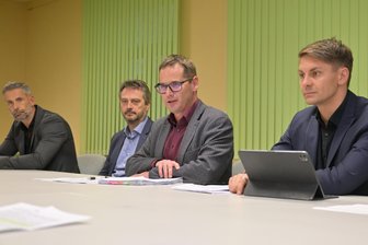 Alarmruf nach Dresden: Bürgermeister aus dem Erzgebirge warnen vor Kollaps - Nico Dittmann (Thalheim, v. r.), Alexander Troll (Lößnitz), Thomas Kunzmann (Lauter-Bernsbach), Albrecht Spindler (Jahnsdorf) und Amtskollegen aus dem Erzgebirge sowie aus ganz Sachsen schlagen angesichts der Situation der Kommunen Alarm.