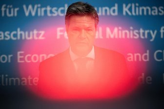Alarmstufe bei Gas - Politik ruft eindringlich zum Sparen auf - Wirtschaftsminister Robert Habeck spricht bei einem Pressestatement zur Energie und Versorgungssicherheit.