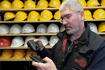 Alaunwerk Mühlwand ist fit für die Saison - Landtagsabgeordneter Stephan Hösl hat die Telefonanlage im Besucherbergwerk Alaunwerk Mühlwand repariert. 