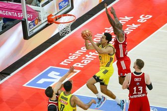 Alba Berlin siegt in München und gleicht Finalserie aus - Bayern München und Alba Berlin zeigten ein umkämpftes zweites Finalspiel.
