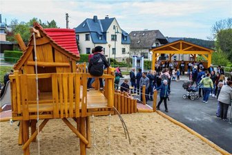 Albernauer weihen ihren neuen Dorfplatz ein - Zum neuen Dorfplatz in Albernau gehört eine Spiellandschaft. 